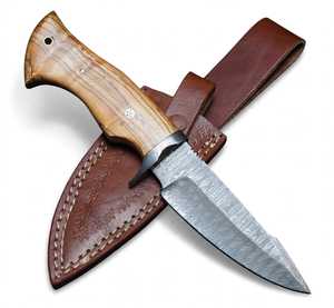 Cuchillo utilitario de exterior hecho a mano con acero de Damasco, mango de madera de olivo y funda de cuero. - Product Image 1