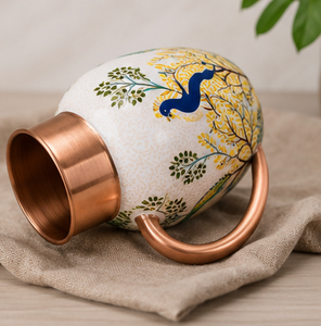 Pichet en cuivre artisanal avec motif paon, corps blanc et poignée en cuivre, carafe décorative orientale avec couvercle - Product Image 1
