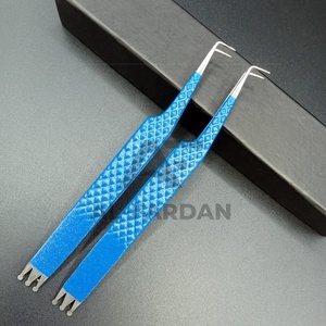 Pince à cils à angle de 90 degrés, couleur bleu Vespa avec design couronne, pince à volume pour cils en acier inoxydable durable - Product Image 1