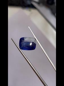 ไพลินสีน้ำเงินธรรมชาติ รับรองโดย GIA น้ำหนัก 5.46 กะรัต สีน้ำเงินเข้มพรีเมียม ความใสระดับเยี่ยม คุณภาพดีเยี่ยม สำหรับนักสะสม อัญมณีที่มีความเงางามสวยงาม - Product Image 5