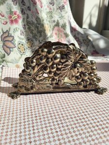 Porte-serviettes artisanal en métal vintage – Support de mouchoirs de table en forme de vigne gaufrée pour cuisine et salle à manger - Product Image 5