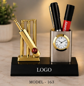 Horloge de bureau portable de luxe sur le thème du cricket avec porte-stylo et support de batte, modèle 163, en métal moulé, plaque gravée avec logo - Product Image 1