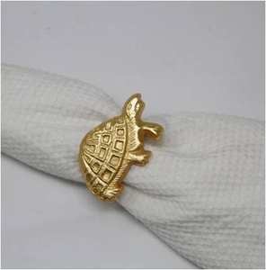 Anneau de serviette décoratif de luxe en or avec perles papillon, moderne, écologique et durable, pour hôtels et banquets. - Product Image 2