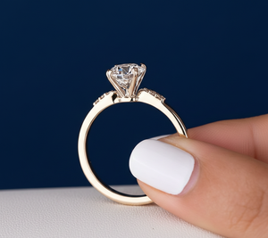 Bague de fiançailles en or jaune avec diamant rond de laboratoire de 1,08 ct, VVS2, certifié IGI, vente en gros, sur mesure - Product Image 5