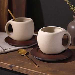 Taza de café de cerámica minimalista hecha a mano con asa, acabado mate, color sólido, para uso doméstico, con cuchara incluida, de UO INDIA - Product Image 1