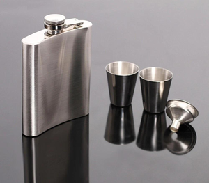 กระติกน้ำสุดหรูสีเงินพร้อมกรวยทันสมัยทนทานกันรั่วเหมาะสำหรับของขวัญการผจญภัยกลางแจ้งและการเดินทาง - Product Image 1