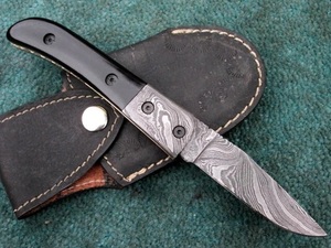 Cuchillo Plegable de Acero de Damasco de Grado Industrial Hecho a Mano con Mango de Cuerno de Búfalo y Funda de Cuero para Acampar al Aire Libre - Product Image 6