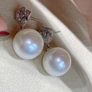 Boucles d'oreilles pendantes en dentelle de style français avec perle naturelle de 11-12 mm, base en argent sterling rond à forte luminosité, légers défauts - Product Image 3