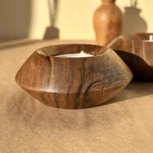 Porte-bougie artisanal en bois, mettant en valeur la beauté du bois naturel et une lumière chaleureuse, idéal pour les espaces de détente paisibles - Product Image 2