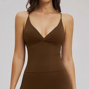 Ensemble d'entraînement 2 pièces personnalisé pour femmes, vente en gros : Legging de yoga taille haute effet push-up et débardeur de sport dos nageur assorti - Product Image 3