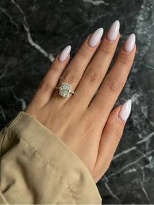 Anillo de compromiso de lujo con diamante de corte radiante y halo en oro amarillo macizo con banda pavé y piedras laterales redondas, anillo nupcial solitario. - Product Image 2