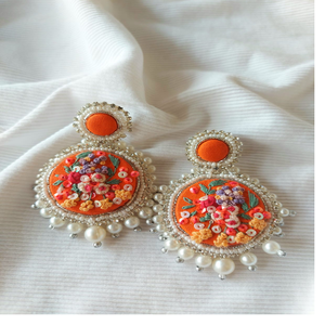 Boucles d'oreilles brodées à la main sur mesure avec perles de verre bleues de 8 mm et sequins pour les magasins d'accessoires de mode - Product Image 1