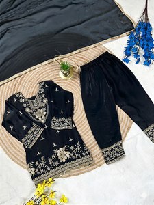 Ensemble Salwar Kameez en soie brodée avec bordure dorée, vêtements traditionnels indiens et pakistanais pour femmes, pour mariage, fête, hiver - Product Image 4