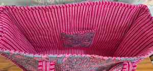 Sacs en coton indiens faits à la main avec un magnifique imprimé floral personnalisé et un style unique, disponibles pour soutenir les artisans locaux et les causes sociales. - Product Image 3