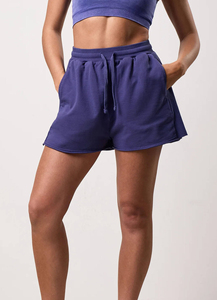 Shorts pour femmes en coton 100% à séchage rapide, avec impression de logo personnalisée, prix de gros, pour la gym, l'entraînement et le sport, coupe haute et ajustée - Product Image 3