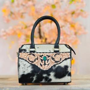 Bolso de Mano de Cuero Vacuno de Lujo con Diseño Floral Repujado y Detalle de Piedra Turquesa - Product Image 1