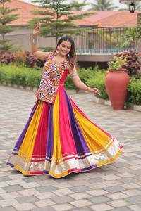 Ensemble prêt-à-porter de lehenga choli en coton entièrement brodé, avec travail de designer Gamthi et véritable travail de miroir, spécial Navratri. - Product Image 1