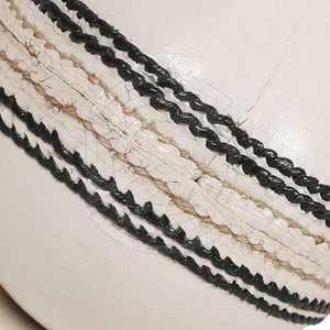 Pelota de Cricket de Alto Rendimiento Fabricada con Cubierta de Cuero Sólido, Ideal para Entrenamientos Escolares y Competiciones de Fin de Semana - Product Image 6