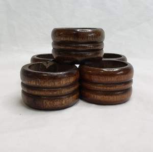 Porte-serviettes en bois d'inspiration vintage pour une mise en place de table classique et un accent décoratif en lin - Product Image 4