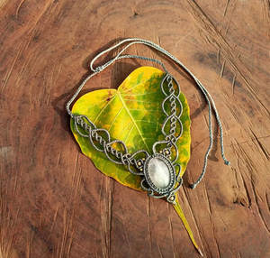 สร้อยคอไม้ไผ่ลายใบไม้ถักมาคราเม่สีขาว ผลิตโดยบริษัทมังกัลมาย งานแฮนด์เมดประดับอัญมณีธรรมชาติ สร้อยคอคลาสสิก ขายส่ง - Product Image 5