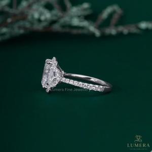 Bague de fiançailles personnalisée en or blanc 18 carats avec trois pierres taille coussin allongées et halo de pierres latérales Cadillac, vente en gros - Product Image 6
