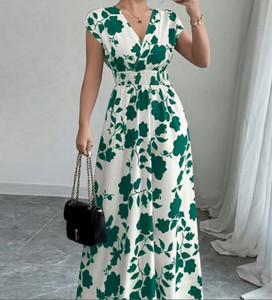 Vestido largo estampado con mangas tipo capuchón y cuello cruzado - Product Image 1