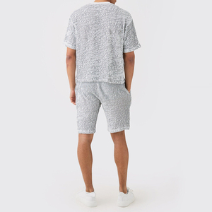 Ensemble d'été personnalisé pour hommes : Chemise à motifs et short à taille élastique, tenue de sport imprimée en sérigraphie, couleur unie - Product Image 2