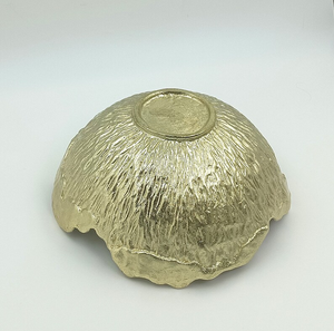 Bol en métal doré fait main avec motif floral sculpté, plat de service décoratif glamour pour offrir en cadeau et décorer la maison - Product Image 4