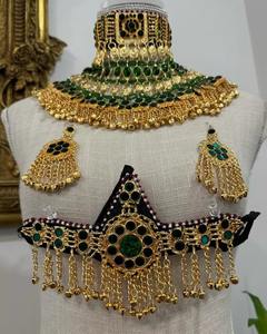 Grand collier tribal afghan avec pendentif en verre vert et motifs gravés détaillés pour bijoux ethniques. - Product Image 6