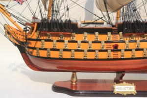 VERSION HAUTEMENT DÉTAILLÉE |   HMS VICTORY PEINTS ET DÉCORÉS |   Modèle de bateau à voile anglais en bois artisanal pour la décoration de la maison et la collection - Product Image 3