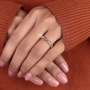 Bague de mariage empilable en or 14 carats avec diamants de laboratoire ronds et taille princesse, motif zigzag, pour elle, vente en gros - Product Image 3