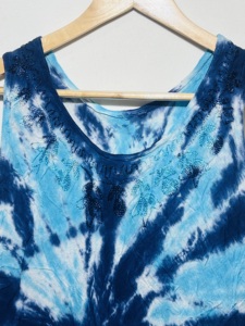 Túnica sin mangas estilo bohemio para mujer, en azul oscuro y azul cielo, con efecto tie-dye y cuello redondo. |   Vestido Casual Holgado de Verano de Alta Calidad con Corte Evase - Product Image 2