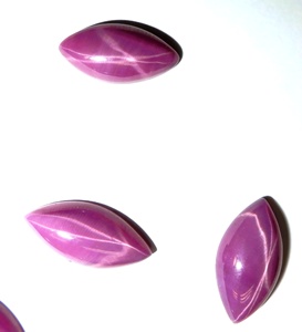 Rubis Étoilé Rose Taille Marquise 8x16 mm 5,5 Carats Créé en Laboratoire Poli Opaque Cabochon avec Effet Étoile à 6 Branches pour la Fabrication de Bijoux - Product Image 3