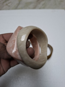 Bracelets ronds uniques en résine faits à la main avec des motifs luxueux et accrocheurs pour une touche artistique par UNIQUE CRAFT INDIA - Product Image 3