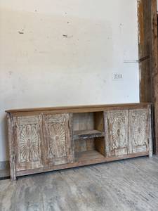 Aparador de Madera de Mango Sólida de Diseño Moderno y Lujoso, Marca PARADISE HANDICRAFTS, Color Blanco, Diseño con Ranuras Laterales, 2 Puertas, Rajasthan - Product Image 2