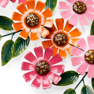 Couronne florale en métal coloré avec des marguerites roses et oranges et des feuilles vertes, parfaite pour une charmante décoration de porte printanière - Product Image 3