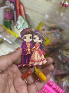 ของชำร่วยงานแต่งงานสุดหรู ทำมือ รูปการ์ตูนน่ารัก สำหรับเจ้าบ่าวเจ้าสาว บรรจุขวดซินดูร์และฮัลดี - Product Image 1