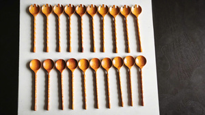 Cuchara de Madera Doussie Hecha a Mano para Bebés, Diseño Minimalista, Ecológica, Degradable, Duradera, Personalizable, Utensilio de Cocina Dorado - Product Image 2