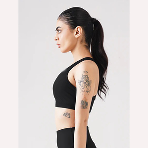เสื้อชั้นในกีฬาผู้หญิงไร้ตะเข็บ สีดำล้วน คอกว้าง ทรง Racerback แบบครอปท็อป ระบายอากาศได้ดี ผลิตจากผ้าสแปนเด็กซ์และโพลีเอสเตอร์ ยืดได้สี่ทิศทาง เหมาะสำหรับโยคะระดับกลาง - Product Image 3