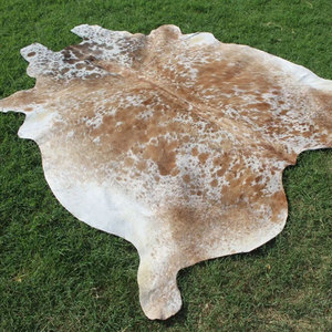 Alfombra de cuero vacuno natural, piel de vaca auténtica con pelo, para sala de estar, dormitorio, decoración interior rústica - Product Image 1