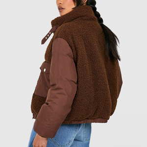 Chaqueta Bomber Marrón para Mujer con Forro de Piel Sintética, Chaqueta de Invierno Acolchada de Poliéster, Cuello Alto, Manga Larga, Logotipo Bordado en la Parte Delantera - Product Image 2