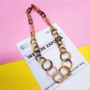 Collar Artesanal de Moda con Dijes de Cuerno de Búfalo y Eslabones Circulares y Rectangulares en Tonos Marrones Naturales para un Estilo Diario Elegante - Product Image 3