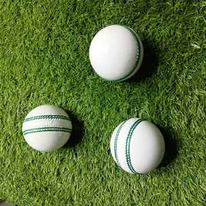 Balles de cricket blanches de qualité supérieure avec surpiqûres vertes, quatre balles en cuir blanc de qualité supérieure, balles de cricket avec coutures de qualité supérieure - Product Image 2