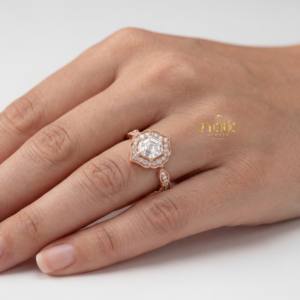 Anillo de Compromiso con Diamante Cultivado en Laboratorio, Forma Hexagonal Atemporal, Detalles Vintage, Oro Sólido de 18K, Regalo de Aniversario, Boda, Fiesta - Product Image 3