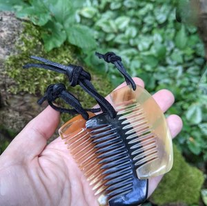 Peine de cuerno natural de diseño premium con dientes largos para el cuidado del cabello y peinado elegante, ideal como regalo de cumpleaños o decoración del hogar al mejor precio. - Product Image 3