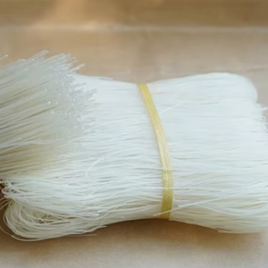 Fideos de Arroz Instantáneos Tradicionales Bun Bo Hue, Forma Gruesa, Alta Elasticidad, Textura Masticable, IIGLOBAL FARM Vietnam, Bolsa Estándar de Exportación - Product Image 1