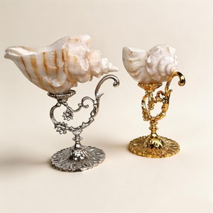 Verre à vin en métal design et coquillage marin, best-seller, ajoute une touche d'élégance à la dégustation quotidienne. Conçu pour une durabilité accrue. - Product Image 1