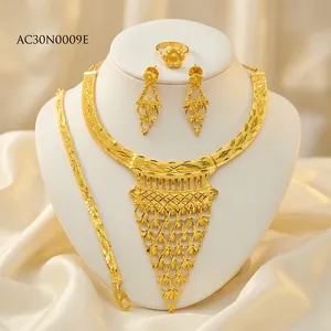 Conjunto de Collar con Colgante de Flor en Caja Chapado en Oro de 18k, Joyería Clásica de Moda para Mujer, Exclusivo para Fiestas y Bodas - Product Image 3