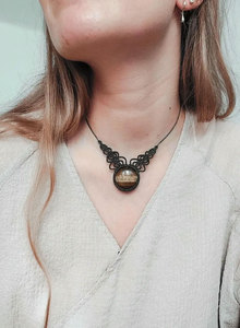 Collar de Macramé Hecho a Mano con Madera Petrificada y Ojo de Tigre, Gema Ovalada Marrón, Cordón Verde, Joyería Boho Curativa, Venta al Por Mayor - Product Image 4