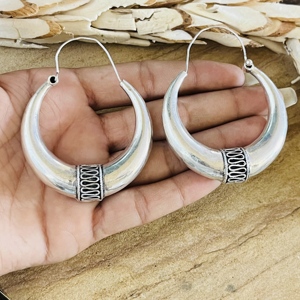 Nouveau design 2026 Boucles d'oreilles créoles argentées pour femme, motif tribal, finition argent oxydé, bijoux créoles ethniques, design tribal chic - Product Image 6